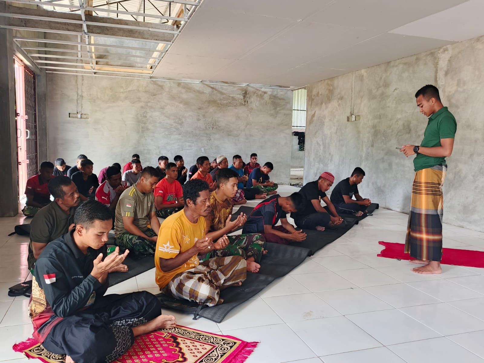 Ditengah Padatnya Kegiatan, Satgas TMMD ke 128 Tetap Laksanakan Sholat Jumat