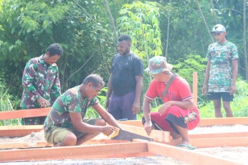 Satgas TMMD Reguler ke-128 Kodim 1801/Manokwari Bangun Rumah Warga Tanah Rubuh dari Nol