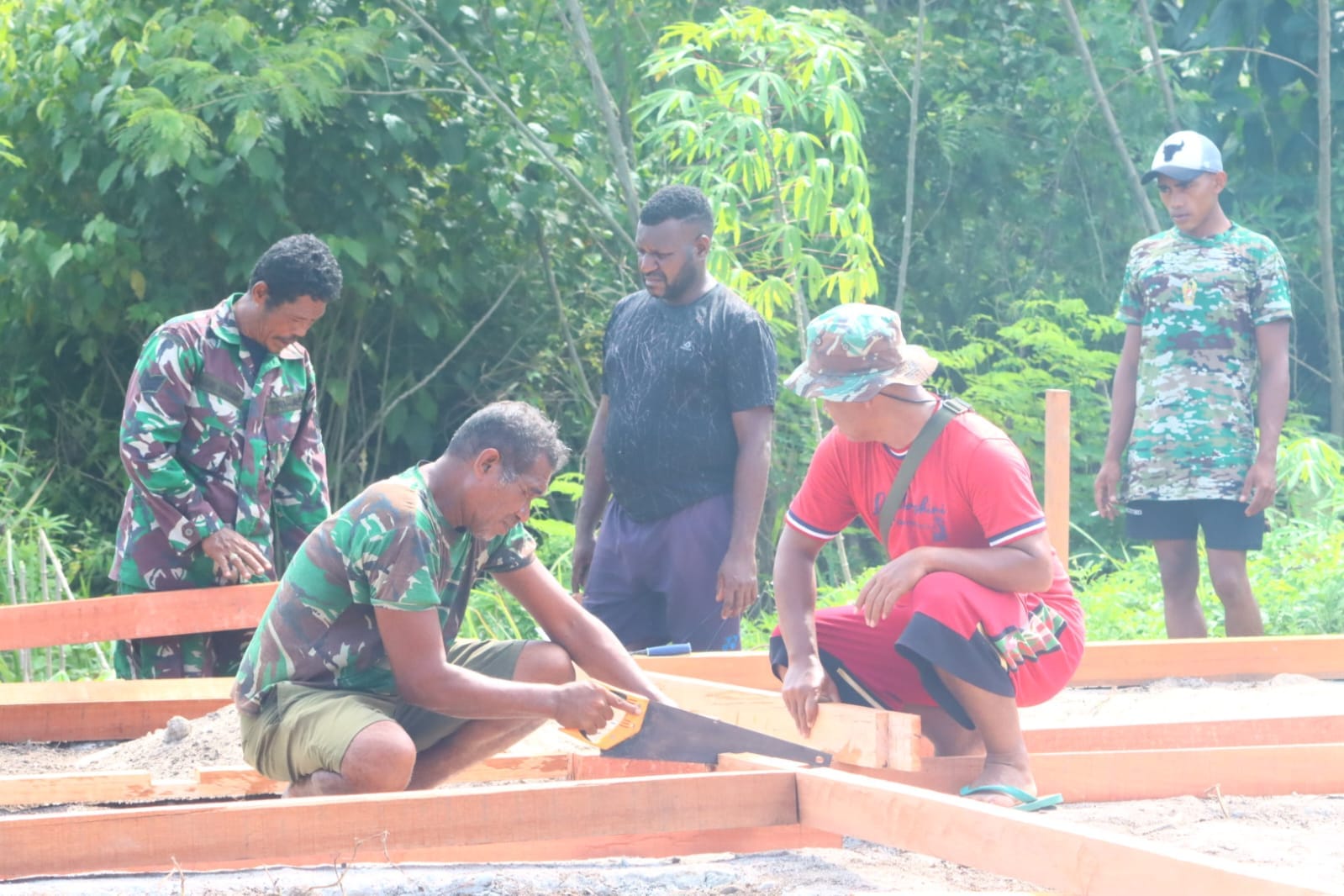 Satgas TMMD Reguler ke-128 Kodim 1801/Manokwari Bangun Rumah Warga Tanah Rubuh dari Nol