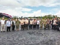 Panglima TNI Dampingi Menhan RI Tinjau Penertiban Lahan Tambang  di Kalteng