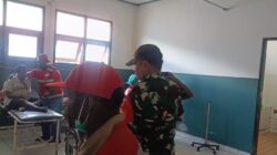 Aparat Gabungan TNI Bersama RSUD Mulia dan PMI Kab Puncak Jaya Evakuasi Pengungsi Korban Penembakan KKB di Distrik Sinak