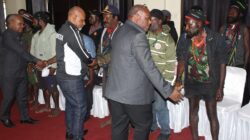 Kodim 1714/Puncak Jaya dan Polri Kawal Ketat Gubernur Papua Tengah Tinjau Korban Insiden Sinak, Instruksikan Status Tanggap Darurat dan Biaya Medis Ditanggung Penuh