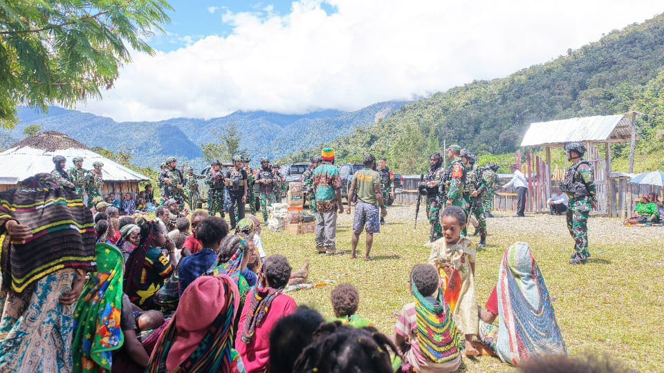 Kodim 1714/Puncak Jaya Peduli Pengungsi dan Salurkan Bantuan Kemanusiaan di Kampung Tirineri