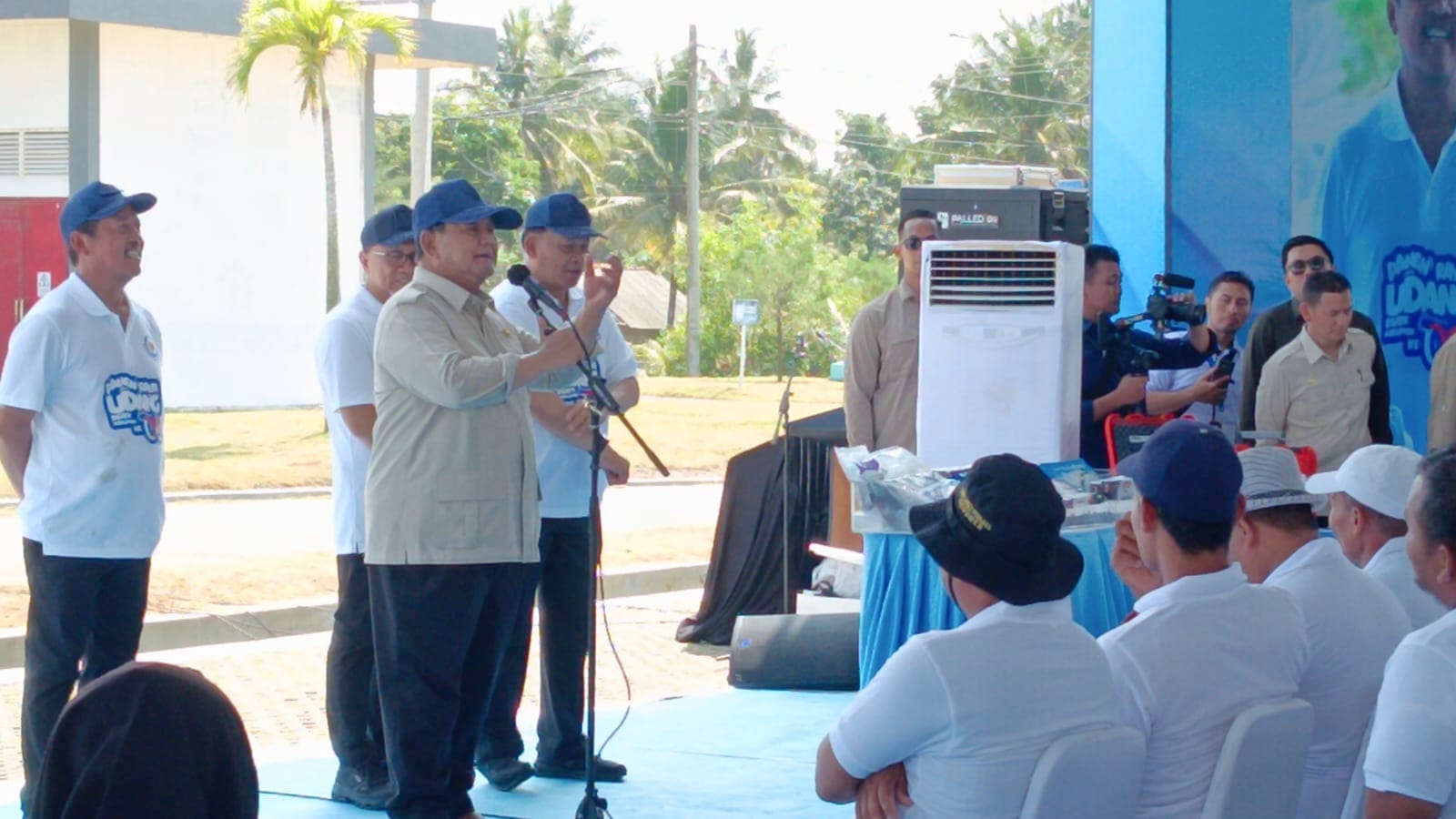 Panglima TNI Dampingi Presiden RI Prabowo Subianto Panen Raya Udang di Kebumen Panglima TNI Dampingi Presiden RI Prabowo Subianto Panen Raya Udang di Kebumen