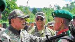 Wapang TNI Dampingi Menhan RI Tinjau Kesiapan Yonif TP 805/KSW di Papua Barat Wapang TNI Dampingi Menhan RI Tinjau Kesiapan Yonif TP 805/KSW di Papua Barat