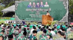 Wapang TNI Dampingi Menhan RI Shalat Idul Adha Bersama Prajurit dan Masyarakat di Papua Barat