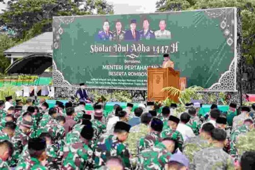 Wapang TNI Dampingi Menhan RI Shalat Idul Adha Bersama Prajurit dan Masyarakat di Papua Barat