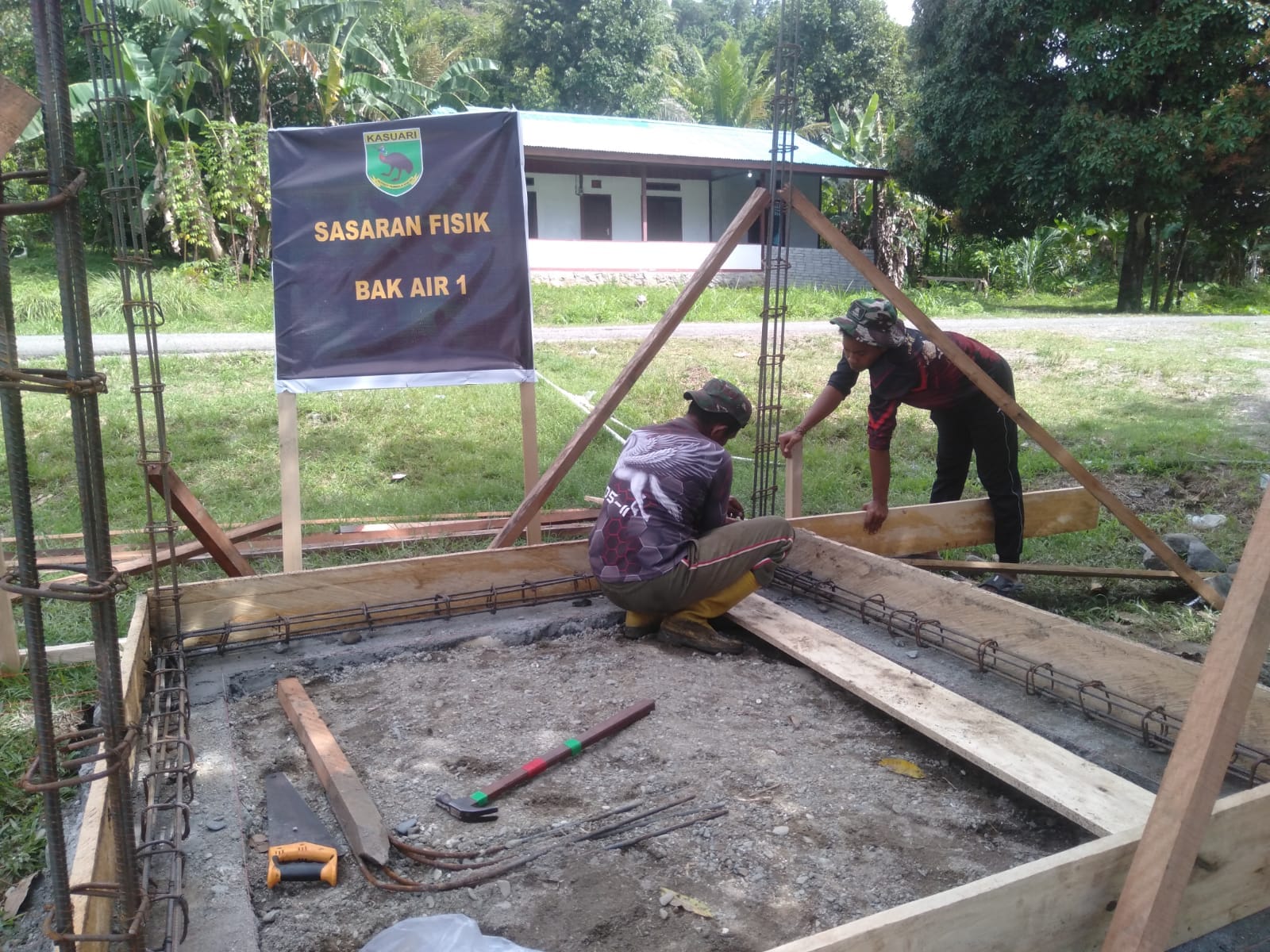 Bangun Bak Penampungan Air Bersih TMMD Ke-128 Kodim 1801/Manokwari Capai Tahap Pemasangan Rangka Besi