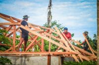 Satgas TMMD Ke-128 Kodim 1801/Manokwari Pasang Rangka Atap Rumah Warga di Kampung Tanah Rubuh