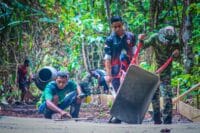 Pasi Ops Kodim 1801/Manokwari Turun Langsung Ikut Pengecoran Jalan TMMD Ke-128 di Kampung Tanah Rubuh