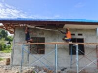 Pengerjaan Plafon RTLH Mulai Dikerjakan, Satgas TMMD Ke-128 Kodim 1801/Manokwari Tingkatkan Kualitas Rumah Warga