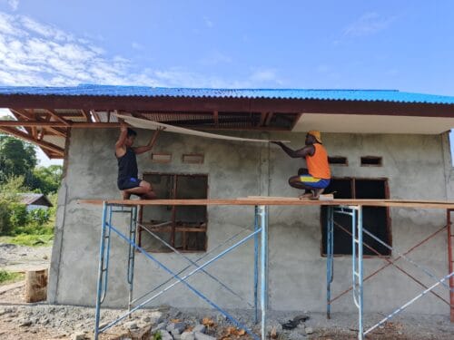 Pengerjaan Plafon RTLH Mulai Dikerjakan, Satgas TMMD Ke-128 Kodim 1801/Manokwari Tingkatkan Kualitas Rumah Warga
