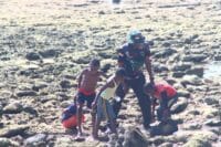 Satgas TMMD Ke-128 Kodim 1801/Manokwari Bersama Anak-Anak Kampung Tanah Rubuh Cari Ikan Bersama