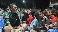 Nonton Bareng Film Edukasi, Satgas TMMD Bagikan Makanan Bergizi kepada Anak-Anak Kampung Keakwa