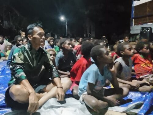 Nonton Bareng Film Edukasi, Satgas TMMD Bagikan Makanan Bergizi kepada Anak-Anak Kampung Keakwa