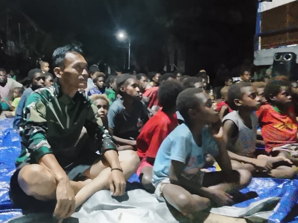 Nonton Bareng Film Edukasi, Satgas TMMD Bagikan Makanan Bergizi kepada Anak-Anak Kampung Keakwa