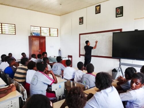 Satgas TMMD Ke-128 Kodim 1710/Mimika Beri Penyuluhan Bahaya Narkoba dan Lem Aibon kepada Pelajar