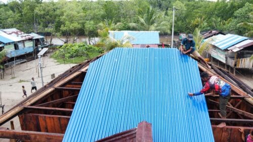Satgas TMMD Ke-128 Kodim 1710/Mimika Genjot Pembangunan 5 Unit Rumah di Kampung Keakwa, Fokus Pemasangan Atap