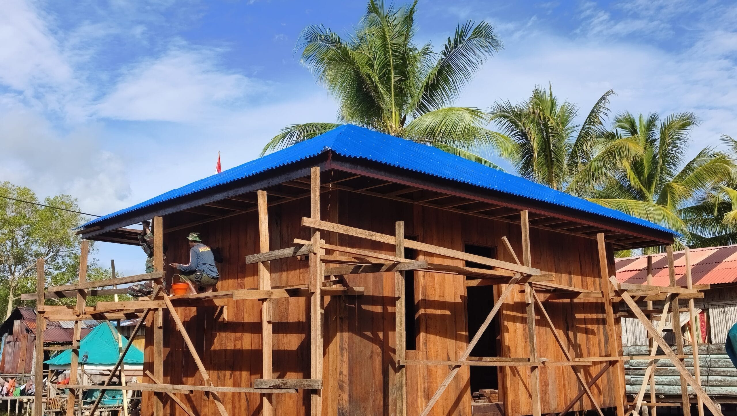 Satgas TMMD Ke-128 Kodim 1710/Mimika: Pemasangan Atap Rampung, Progres Pembangunan 5 Rumah Capai 90 Persen Satgas TMMD Ke-128 Kodim 1710/Mimika: Pemasangan Atap Rampung, Progres Pembangunan 5 Rumah Capai 90 Persen