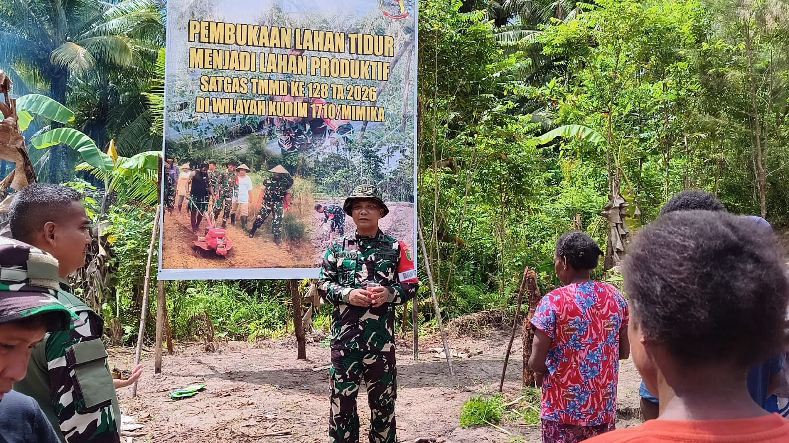 Manfaatkan Lahan Tidur, Satgas TMMD Ke-128 Kodim 1710/Mimika Tanam Jagung Bersama Warga Manfaatkan Lahan Tidur, Satgas TMMD Ke-128 Kodim 1710/Mimika Tanam Jagung Bersama Warga