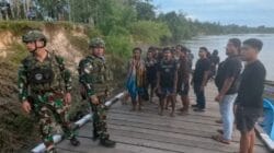 Koops TNI Habema Evakuasi 44 Pendulang Emas dari Gangguan OPM di Pegunungan Bintang Koops TNI Habema Evakuasi 44 Pendulang Emas dari Gangguan OPM di Pegunungan Bintang