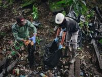 Gotong Royong Bersihkan Kali, Babinsa Timika Turun Langsung
