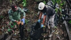 Gotong Royong Bersihkan Kali, Babinsa Timika Turun Langsung