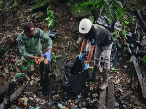 Gotong Royong Bersihkan Kali, Babinsa Timika Turun Langsung