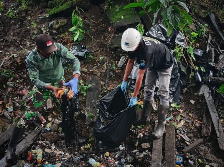 Gotong Royong Bersihkan Kali, Babinsa Timika Turun Langsung Gotong Royong Bersihkan Kali, Babinsa Timika Turun Langsung