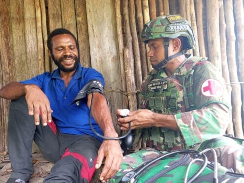 Prajurit Koops TNI Habema Serentak Berikan Pelayanan Kesehatan di Pelosok Papua