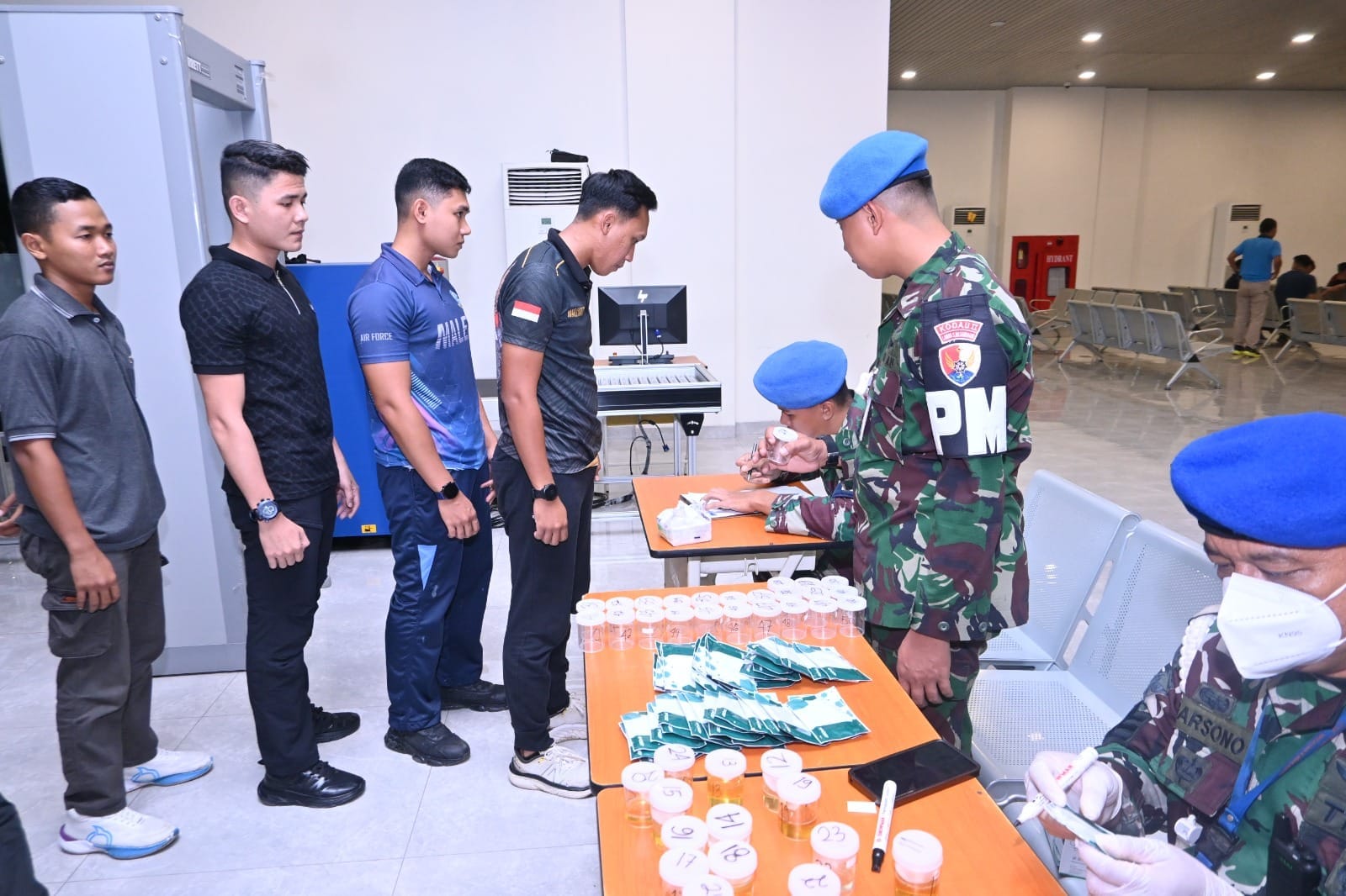 Cegah Penyalahgunaan Narkoba dan LGBT, Lanud Sultan Hasanuddin Gelar Apel Malam dan Tes Urine Prajurit Bujangan Cegah Penyalahgunaan Narkoba dan LGBT, Lanud Sultan Hasanuddin Gelar Apel Malam dan Tes Urine Prajurit Bujangan