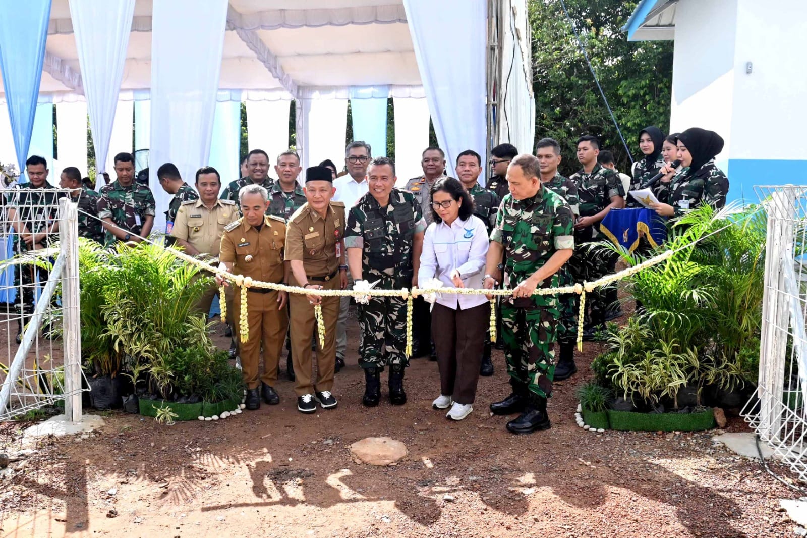 Dukung Program Asta Cita Presiden RI, Danlanud Sjamsudin Noor Resmikan SPPG Maluka Baulin Perkuat Gizi Generasi Bangsa