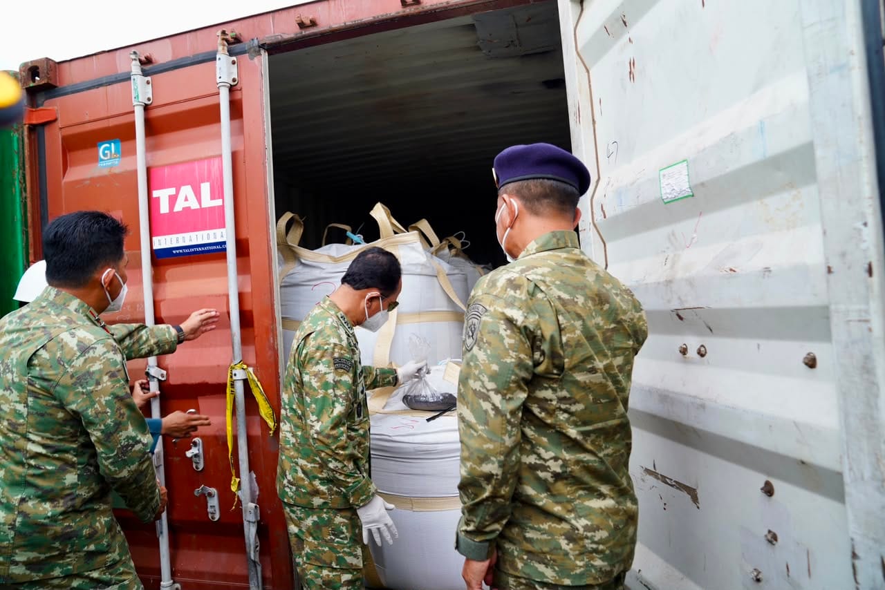 Kasum TNI Tinjau Pemeriksaan Kontainer Mineral Hasil Penindakan TNI AL di Batam Kasum TNI Tinjau Pemeriksaan Kontainer Mineral Hasil Penindakan TNI AL di Batam