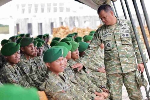 Wapang TNI Dampingi Menhan RI Tinjau Yonif TP 808/Mbaham Matta di Papua Barat