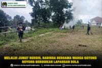 Melalui Jumat Bersih, Babinsa Bersama Warga Gotong Royong Bersihkan Lapangan Bola