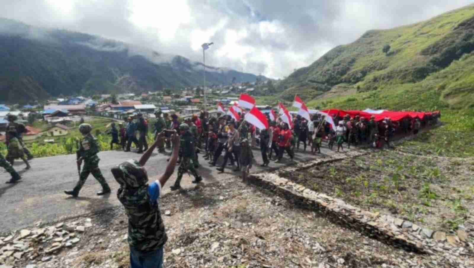 Peringatan Hari Lahir Pancasila, 800 Warga Puncak Jaya Kirab Bendera 50 Meter