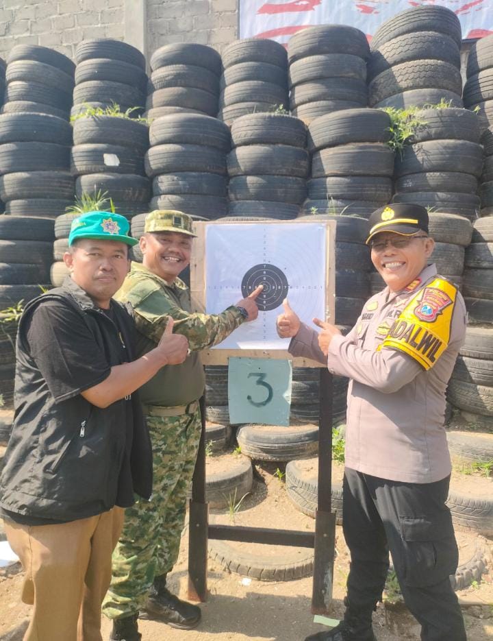 Hari Bhayangkara ke-80, Forkopimcam se-Kediri Adu Ketepatan di Lapangan Tembak Polres