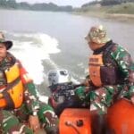 Babinsa Koramil Padangan Bojonegoro, Bantu Pencarian Korban Tenggelam di Sungai Bengawan Solo