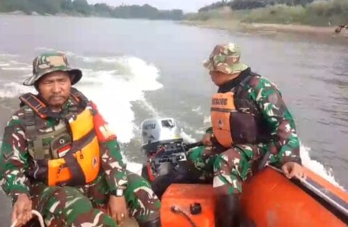 Babinsa Koramil Padangan Bojonegoro, Bantu Pencarian Korban Tenggelam di Sungai Bengawan Solo Babinsa Koramil Padangan Bojonegoro, Bantu Pencarian Korban Tenggelam di Sungai Bengawan Solo