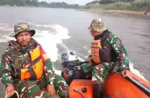 Babinsa Koramil Padangan Bojonegoro, Bantu Pencarian Korban Tenggelam di Sungai Bengawan Solo