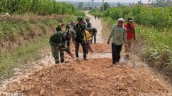 Babinsa Bubulan Bojonegoro dan Warga Kompak Perbaiki Jalan Dusun Maor