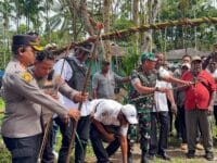 Dandim 1710/Mimika Ajak Warga Jaga Persaudaraan dalam Prosesi Perdamaian Perang Suku di Kwamki Narama