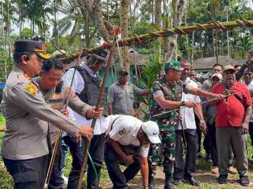 Dandim 1710/Mimika Ajak Warga Jaga Persaudaraan dalam Prosesi Perdamaian Perang Suku di Kwamki Narama