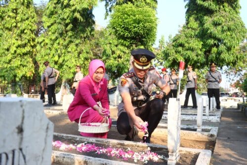 Peringati Hari Bhayangkara ke-80, Polres Probolinggo Kota Gelar Ziarah dan Tabur Bunga di TMP