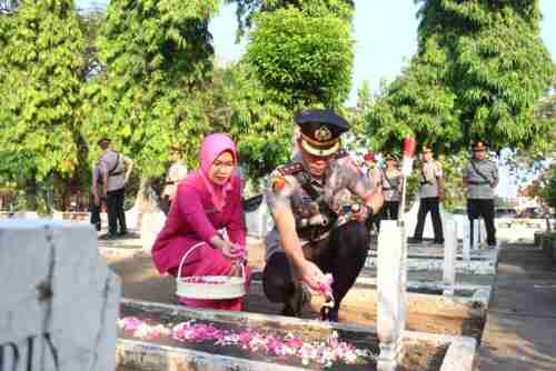 Peringati Hari Bhayangkara ke-80, Polres Probolinggo Kota Gelar Ziarah dan Tabur Bunga di TMP Peringati Hari Bhayangkara ke-80, Polres Probolinggo Kota Gelar Ziarah dan Tabur Bunga di TMP