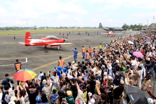 Open Base Jupiter Aerobatic Team di Lanud Sjamsudin Noor, Disambut Meriah Ribuan Warga Banua Padati Apron Open Base Jupiter Aerobatic Team di Lanud Sjamsudin Noor, Disambut Meriah Ribuan Warga Banua Padati Apron