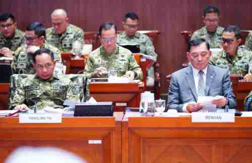 Panglima TNI dan Menhan RI Hadiri Raker Bersama Komisi I DPR RI Panglima TNI dan Menhan RI Hadiri Raker Bersama Komisi I DPR RI