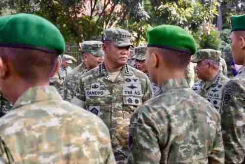 Wapang TNI Bersama Menhan RI Tinjau Lokasi Industri Strategis dan Yonif TP 938/Pancasona di Jawa Barat Wapang TNI Bersama Menhan RI Tinjau Lokasi Industri Strategis dan Yonif TP 938/Pancasona di Jawa Barat