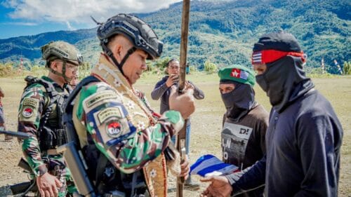 Delapan OPM Kodap XV/NK Memilih Jalan Damai, Kiwirok Menorehkan Harapan Baru untuk Masa Depan Papua Delapan OPM Kodap XV/NK Memilih Jalan Damai, Kiwirok Menorehkan Harapan Baru untuk Masa Depan Papua