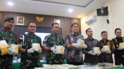Satgas Pamtas Yonarhanud 1/PBC/1 Kostrad Kembali Ukir Prestasi, Gagalkan Penyelundupan 21,4 Kg Sabu dan Amankan WNA di Entikong Satgas Pamtas Yonarhanud 1/PBC/1 Kostrad Kembali Ukir Prestasi, Gagalkan Penyelundupan 21,4 Kg Sabu dan Amankan WNA di Entikong